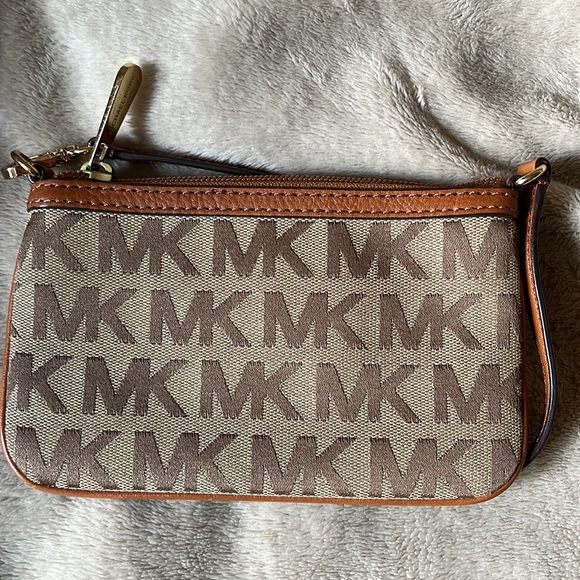 Michael Kors MK Monogram Logo Jacquard Jet Set Brown Wristlet - Picture 2 of 4